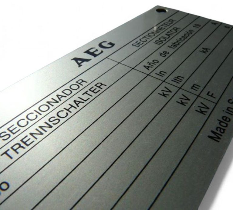 Placas de características Placa de identificación metálica de AEG con especificaciones técnicas. Placas de características