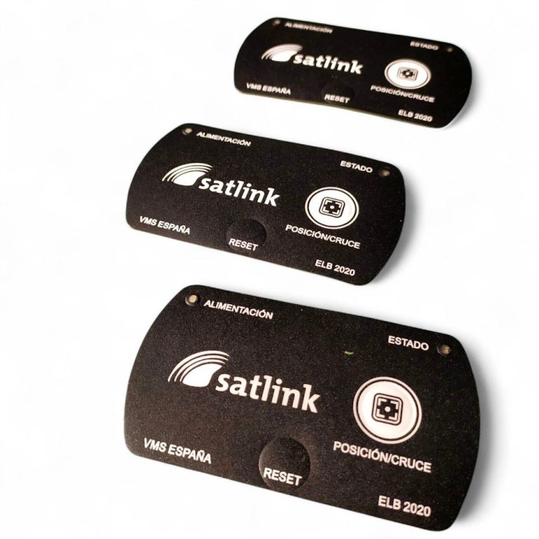 Tres dispositivos Satlink de diferentes tamaños, todos con botones y pantalla.