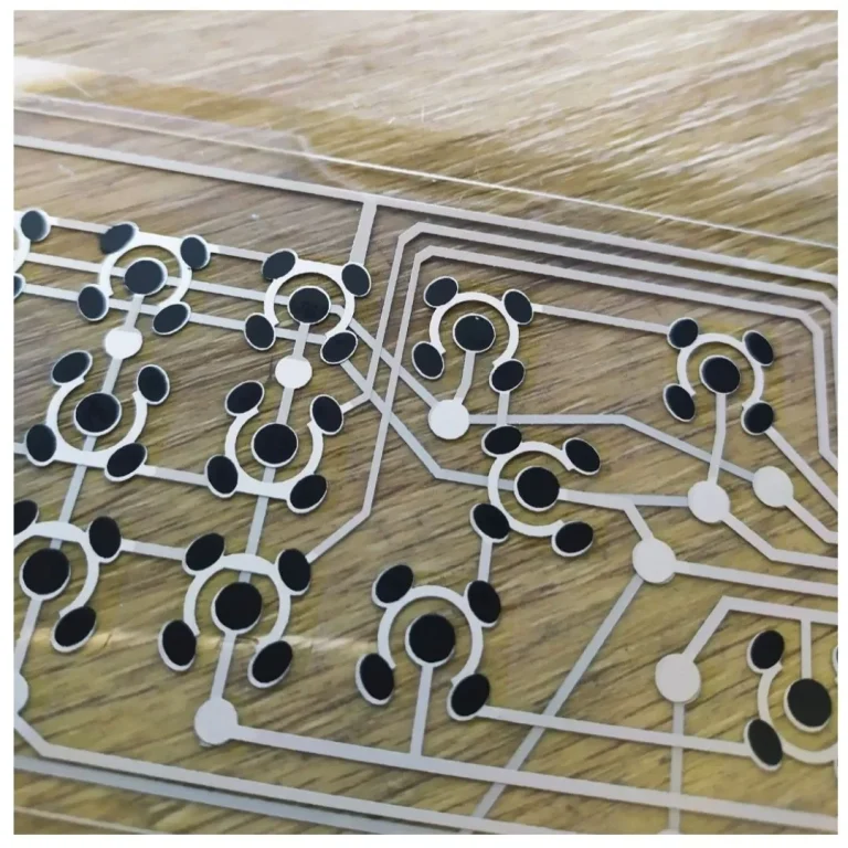 circuito aplicado a teclado de membrana Diseño de circuito impreso con patrones en blanco y negro sobre fondo claro.