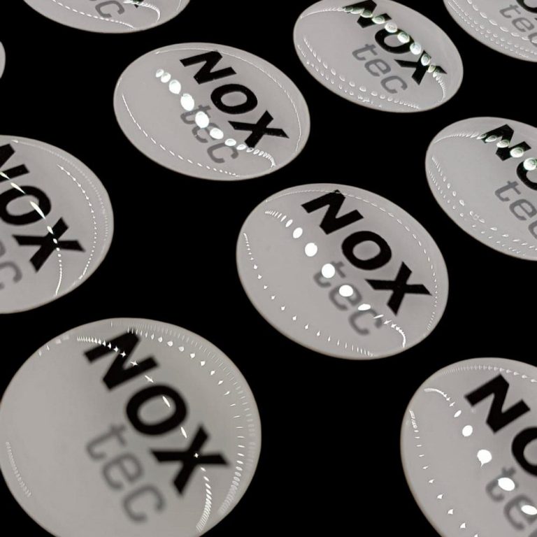 etiquetas de policarbonato para instalaciones Carteles en policarbonato brillante rojos con el texto "PARO EMERGENCIA GASES" en blanco.