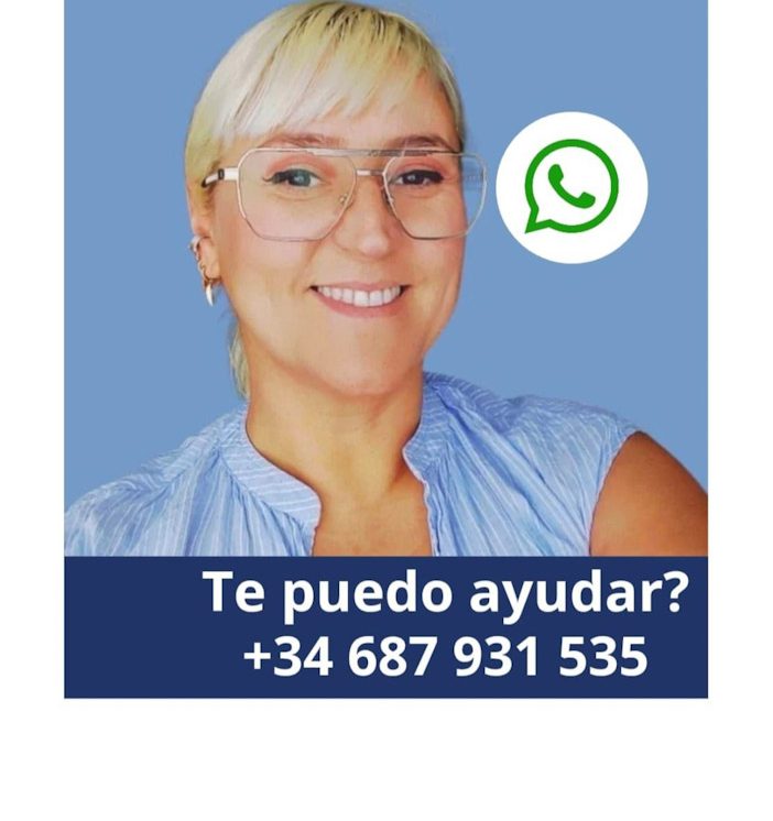 Mujer sonriente con gafas, fondo azul, texto "CONTACTA CON NOSOTROS". Eva de Cao Ingtec, empresa  fabricante de teclados de membrana
