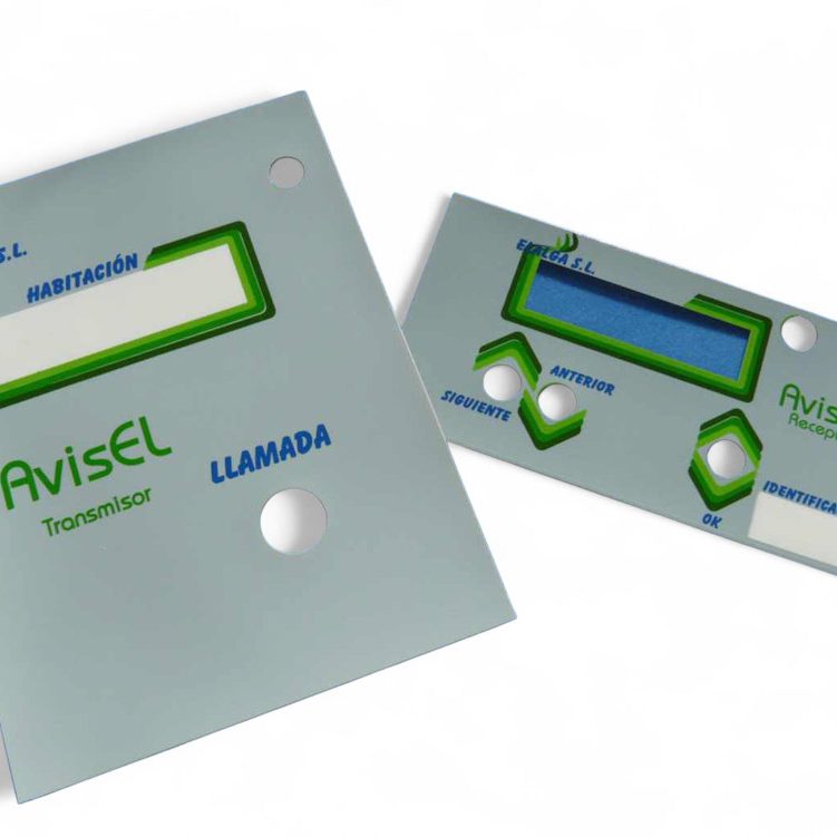 Dos paneles de control con pantalla y botones, fondo azul.