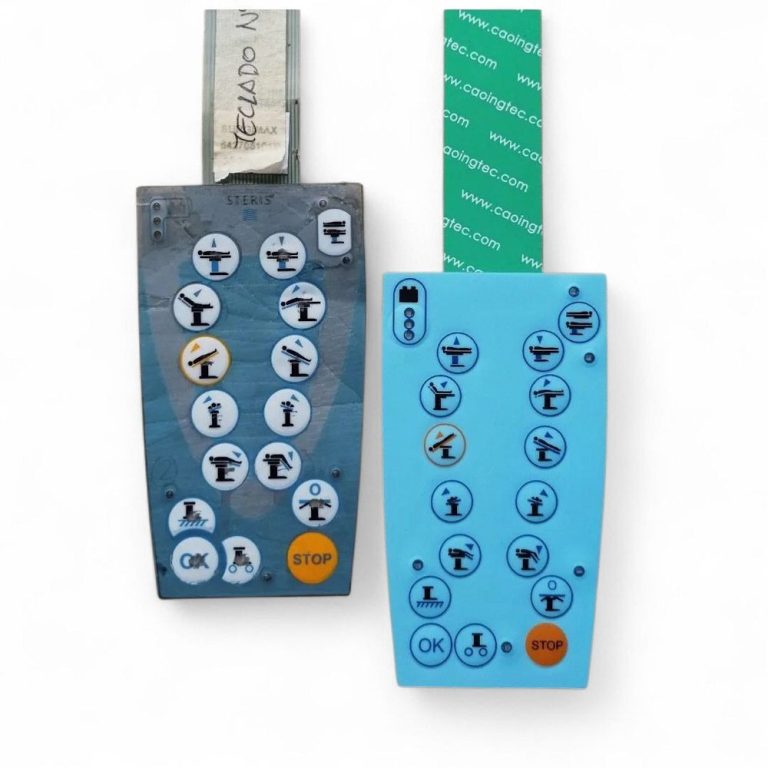 reparación y restauración de teclados de membrana Dos teclados de membrana con iconos y botones, una azul y otra gris, una restaurada y otra deteriorada
