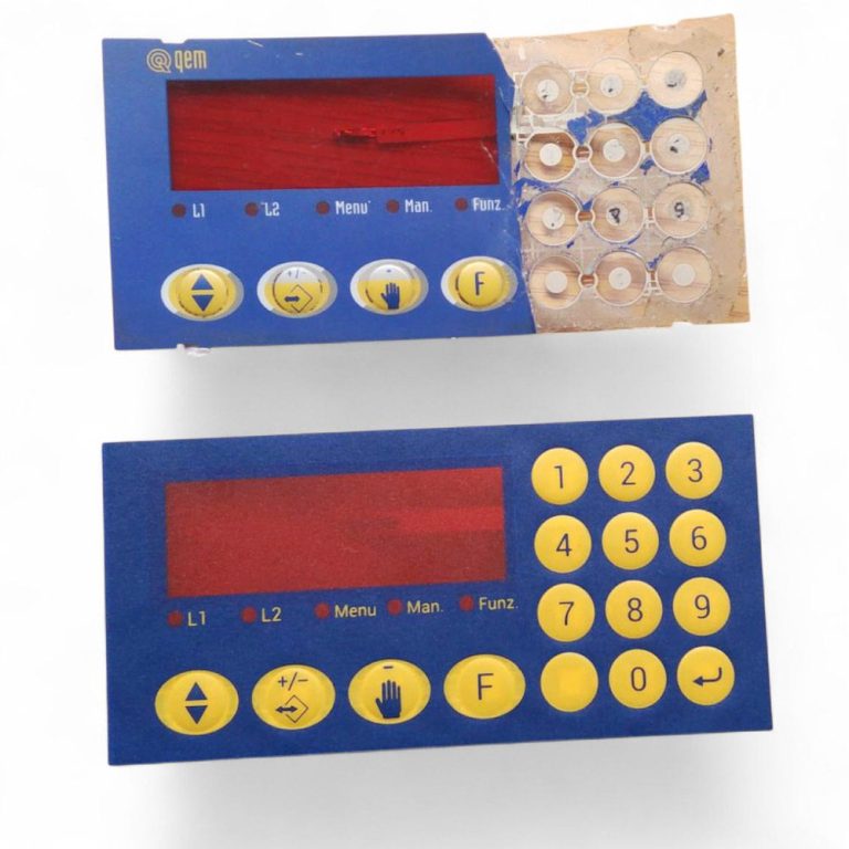 reparación de teclados de membrana Cao Ingtec Dos paneles de control en tonos azules con botones amarillos y pantallas rojas. Uno de ellos está deteriorado y el otro es nuevo.
