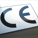 placa de marcado CE fabricado por Cao Ingtec Logotipo CE en fondo blanco, indicando conformidad con normativas europeas.