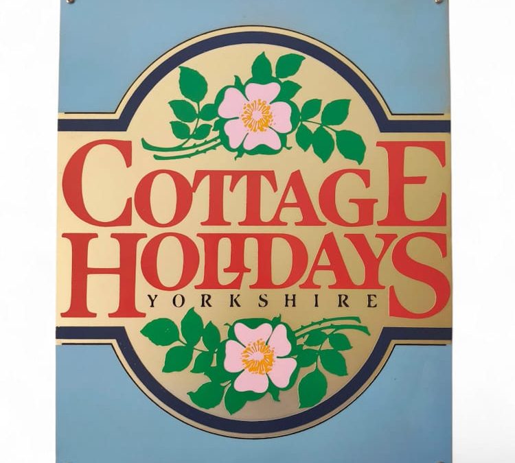 placas serigrafía artística Cao Ingtec Cartel vintage con el texto "Cottage Holidays" y flores, fondo azul impreso en serigrafía