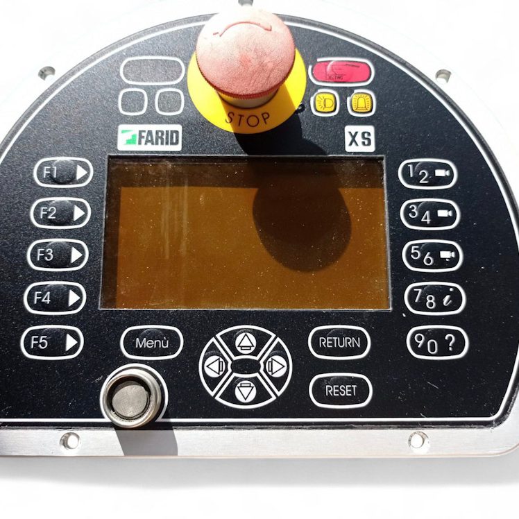 teclado de membrana Panel de control con botones, pantalla y un botón grande de parada roja.