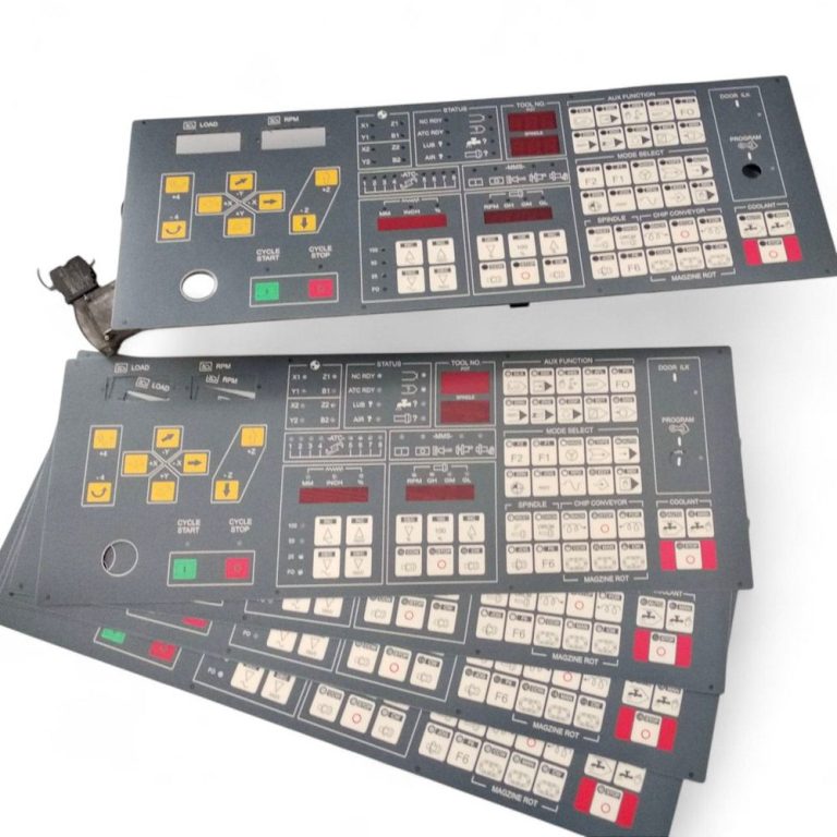 Panel de control con botones y pantallas, utilizado para la gestión de máquinas.